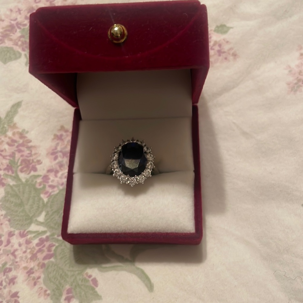 Oval blue Saphire ring